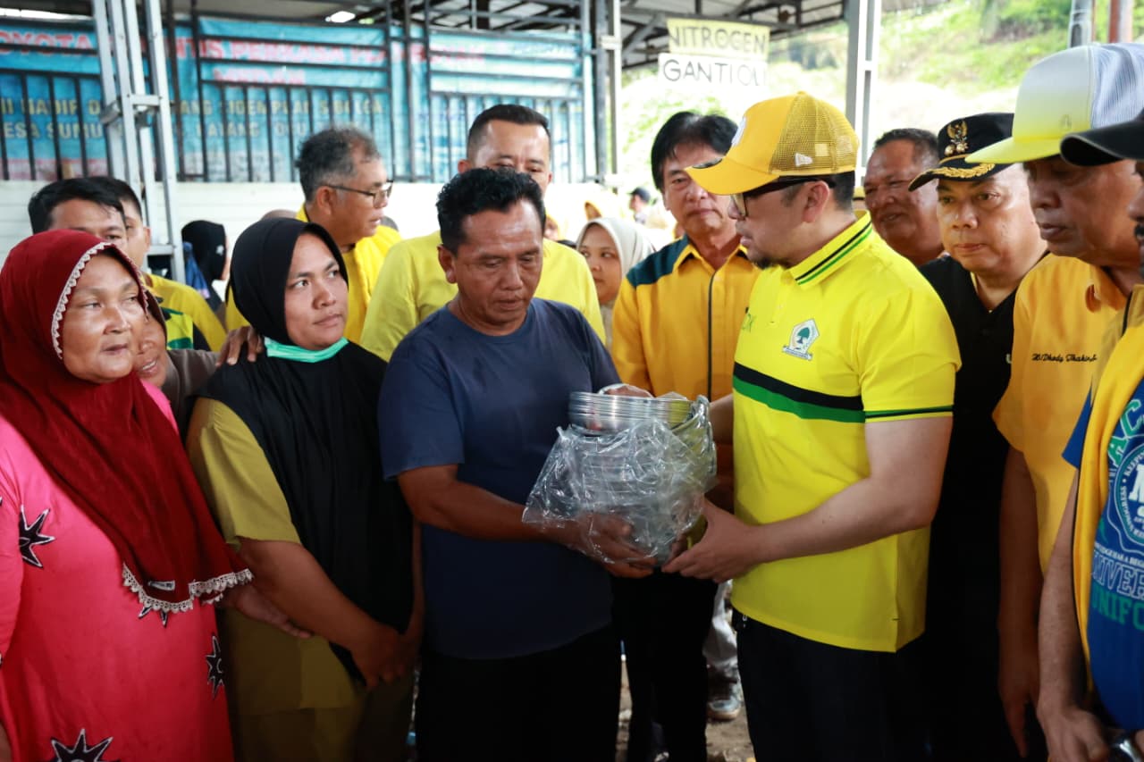 Plt Ketua DPD Partai Golkar Sumut, Ahmad Doli Kurnia (ADK) saat berdialog dengan masyarakat korban banjir sambil menyerahkan bantuan. (Istimewa/Sumut Pos)