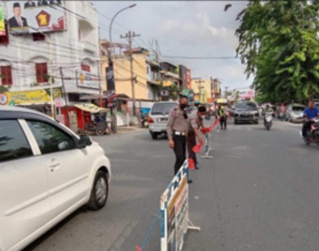 LALU LINTAS: Personel polisi sedang memantau arus lalu lintas jalan raya di Sumut. (Dok: istimewa)