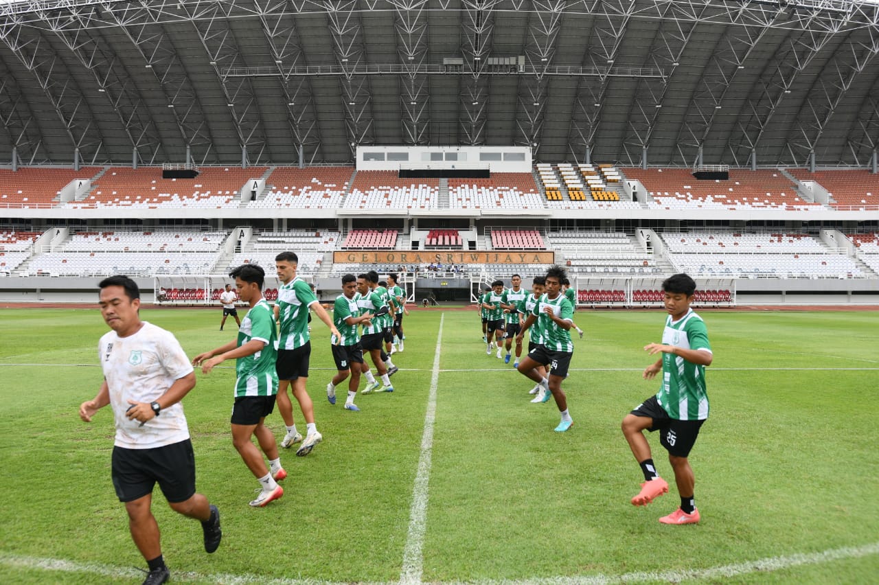 LATIHAN: Para pemain PSMS Medan melakoni latihan di Stadion Gelora Jakabaring, Jumat (26/12/2025). (Dok: MO PSMS)