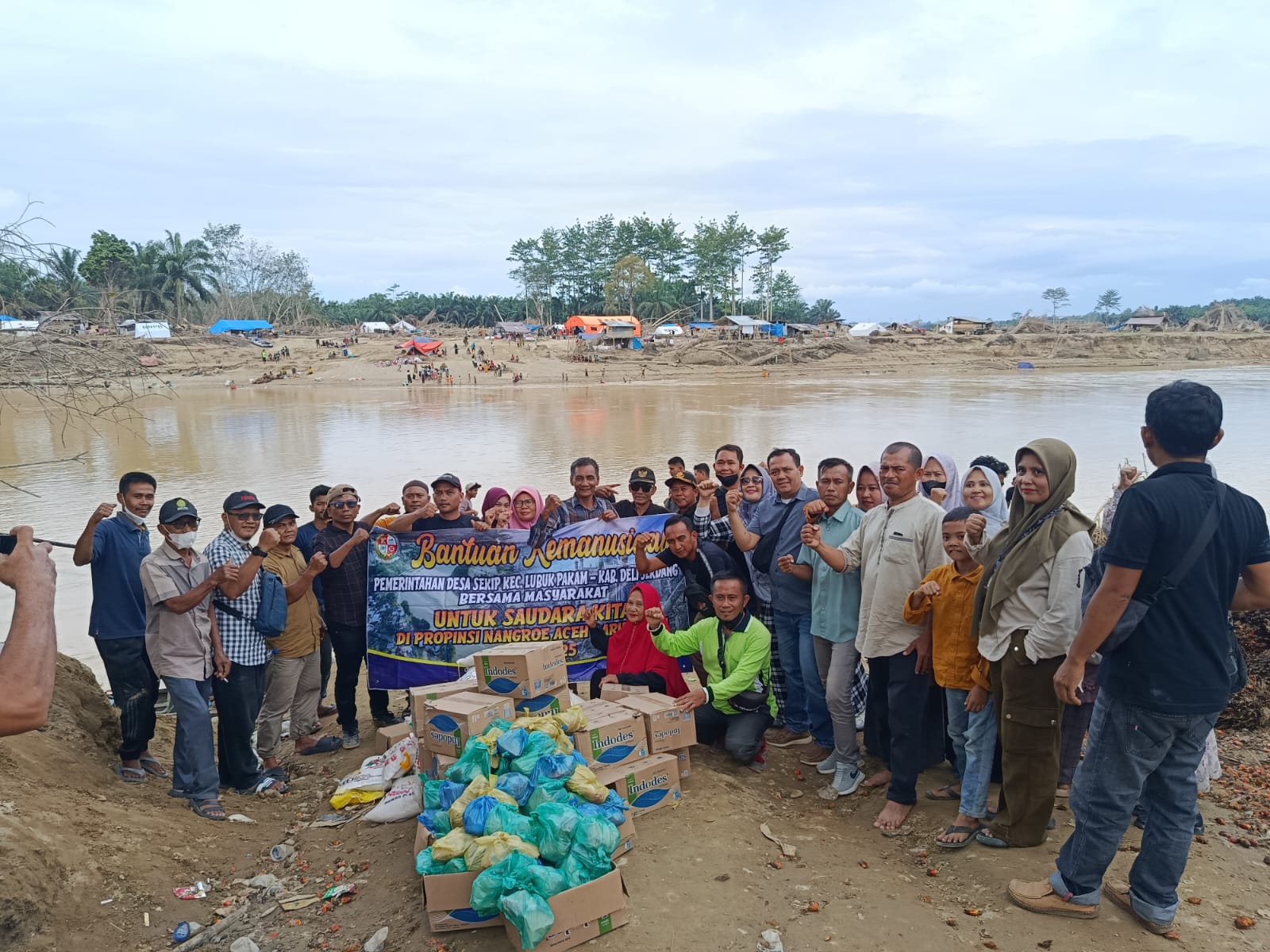 BANTUAN: Pemdes Desa Sekip bersama masyarakat menyalurkan bantuan kemanusiaan langsung ke Desa Sekumur, Aceh Tamiang.(Dok: Fadli/Sumut Pos)