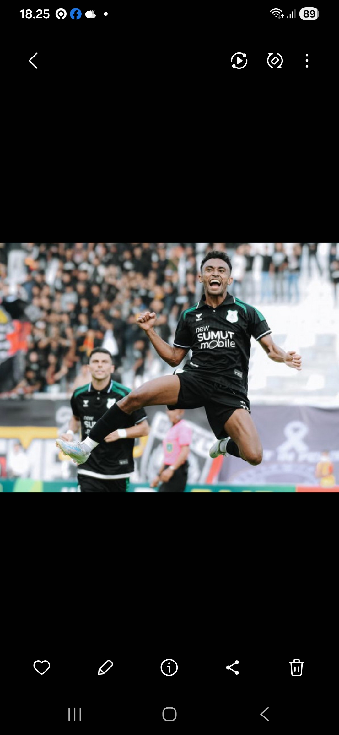 SELEBRASI: Pemain PSMS Risman Ariyanto Maring melakukan selebrasi usai menjebol gawang Sriwijaya FC di Stadion Gelora Jakabaring, Sabtu (27/12/2025). (Dok: instagram PSMS)