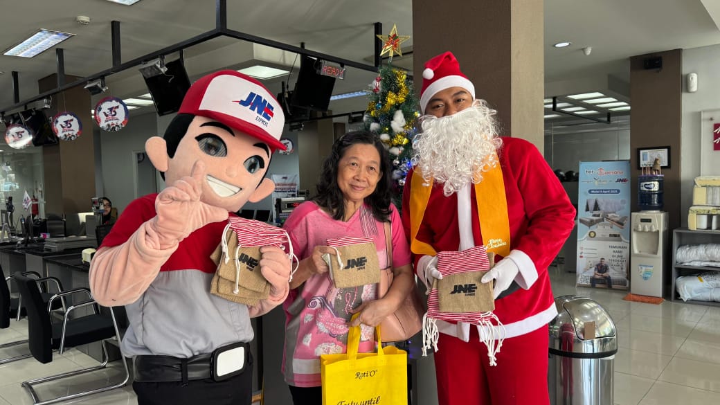 Menyambut perayaan Natal dan Tahun Baru 2026, JNE menggelar berbagai kegiatan sosial. JNE juga menyediakan promo ongkir layanan pengiriman . ( foto : JNE)