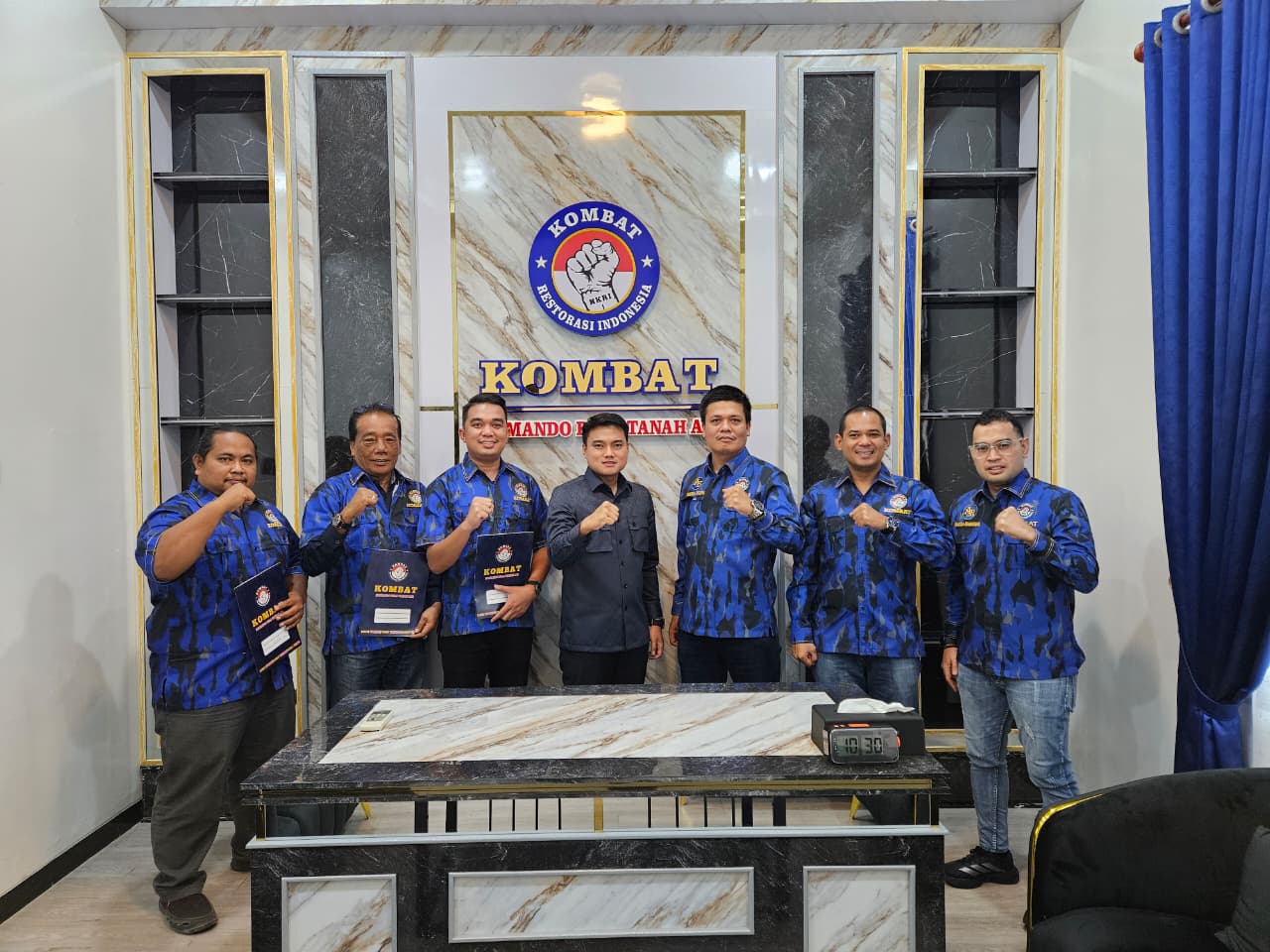 SK: Ketua DPW KOMBAT Sumut, Ricky Anthony foto bersama pimpinan wilayah baru pada Labuhanbatu, Palas dan Paluta usai menyerahkan SK.  (Dok: Istimewa)