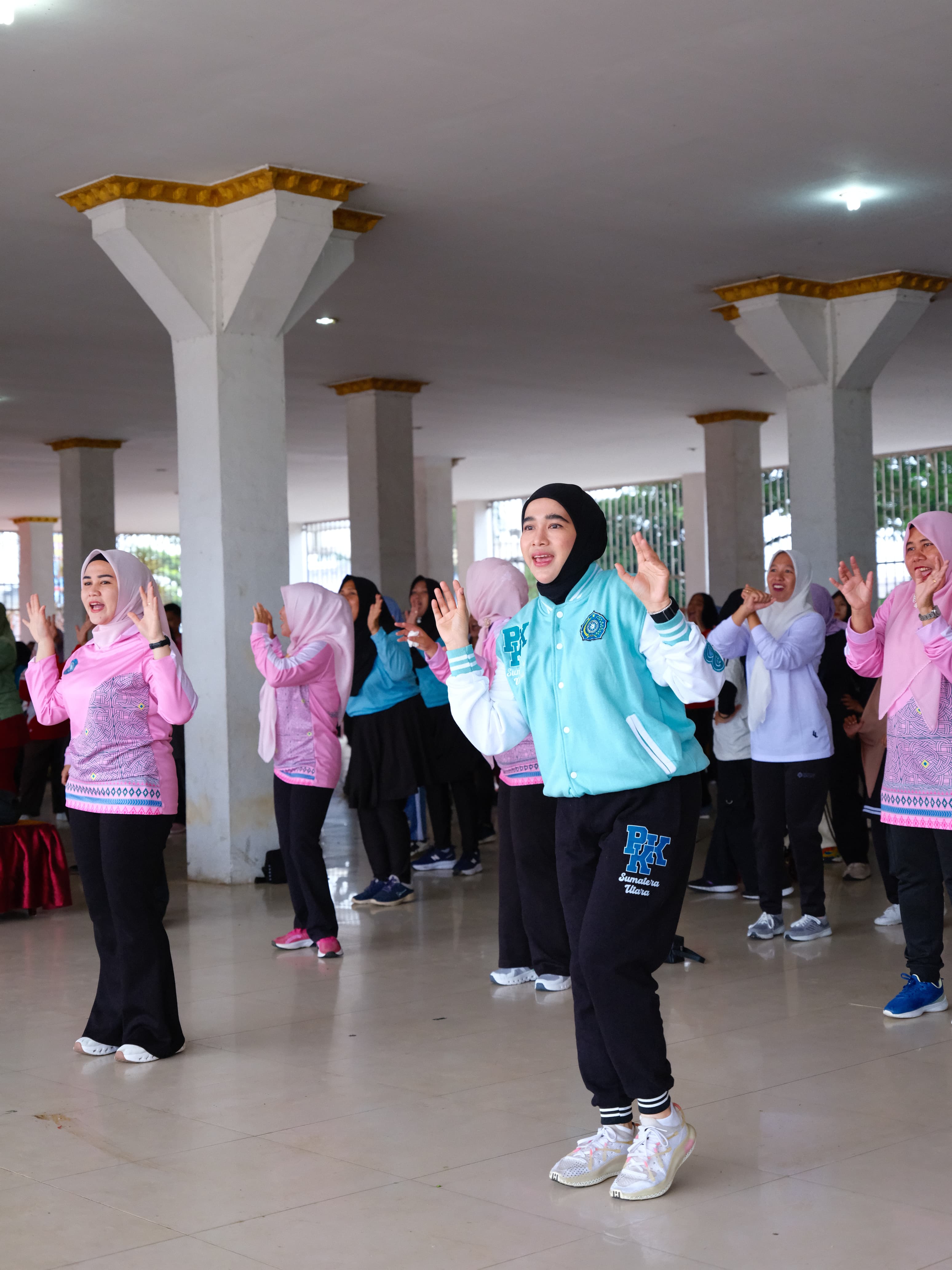 SENAM: Pemkab Labuhanbatu Selatan saat melakukan senam sehat. Selain itu, Pemkab juga memberikan hadiah. (Dok: istimewa)