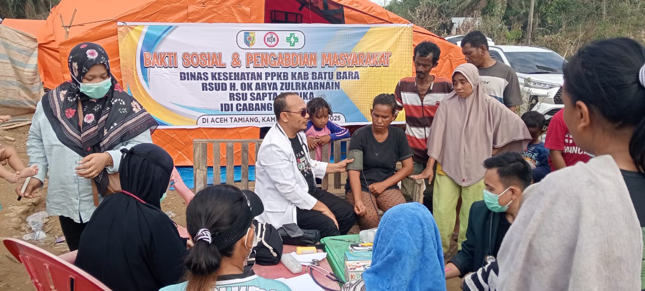KESEHATAN: Kadis Kesehatan Batu Bara, dr. H. Deni Syahputra, M.KM (AKK), dan tim saat berikan layanan kesehatan bagi masyarakat Aceh Tamiang, Sabtu(26/12/2025). (Dok: Irmawan Aci/Sumut Pos)