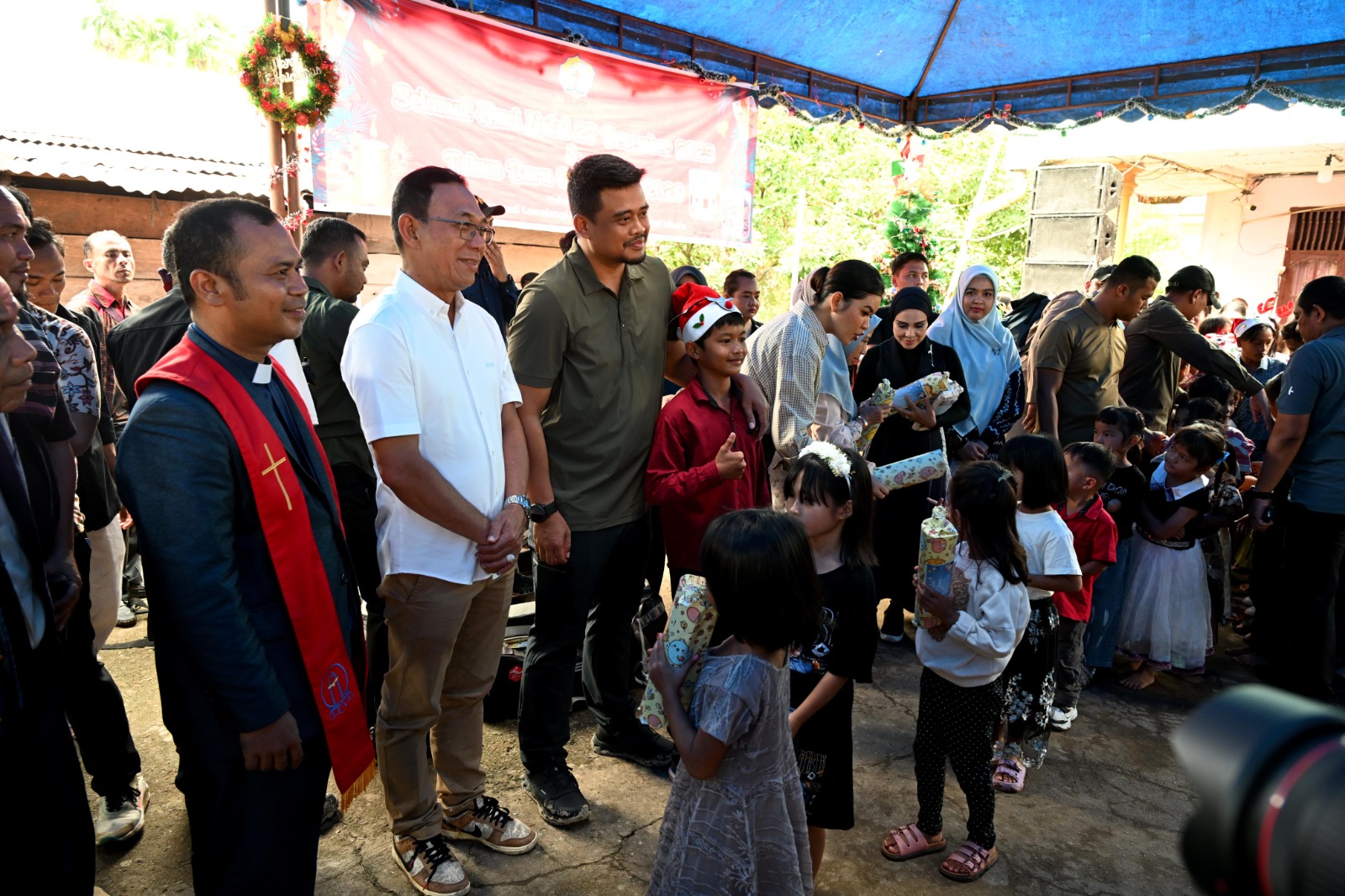 BERSAMA: Gubsu Bobby Nasution didampingi Bupati Tapanuli Selatan, Gus Irawan Pasaribu saat mengunjungi korban bencana di Tapsel. (Dok: istimewa)