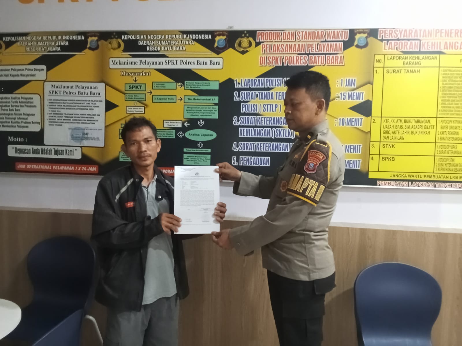 KORBAN: Ka SPKT Pamapta III Polres Batubara Ipda Margianto saat menyerahkan STPL kepada Togar Sitinjak, yang merupakan korban pencurian sepeda motor, Minggu(28/12/2025) malam. (Dok: Sumut Pos)