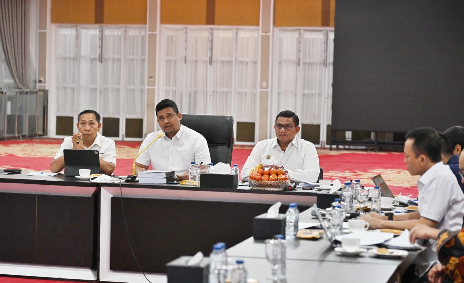 RAPAT: Gubsu Bobby Nasution saat mengikuti rapat percepatan pembangunan hunian untuk korban banjir di Sumut, secara daring. (Dok: istimewa)