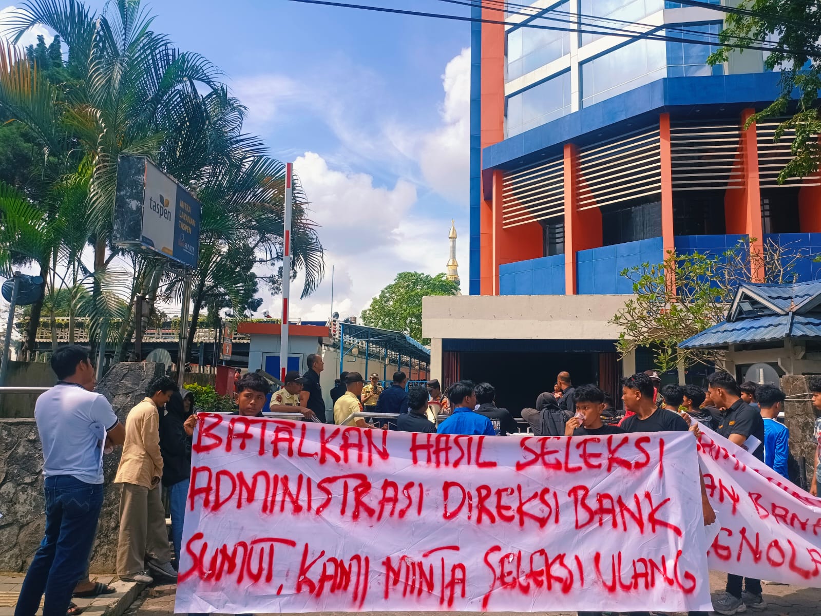 AKSI: Massa dari PMII dan Suratin menggelar aksi di gedung pusat Bank Sumut, Senin (29/12/2025). (Dok: istimewa)