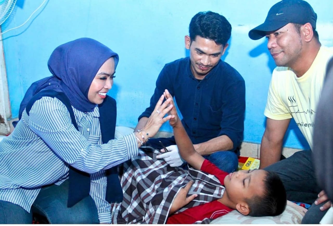 SAPA: Bupati Labuhanbatu, Maya Hasmita menyapa anak peserta sunat massal dalam rangka Hari Ibu tahun 2025. (Dok: Fajar/Sumut Pos)