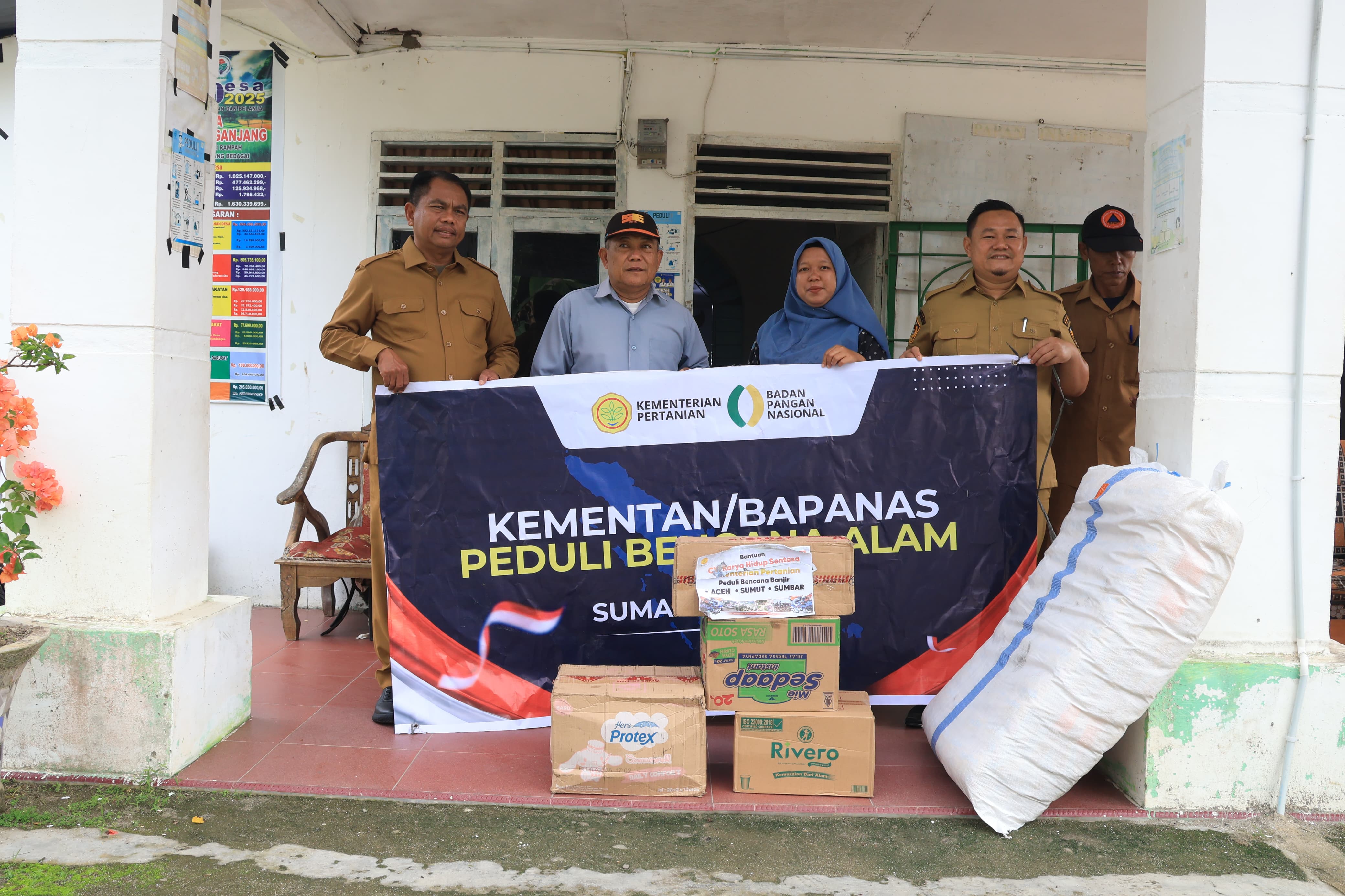 BANTUAN: Bupati Serdangbedagai H. Darma Wijaya didampingi Plt Kepala BPBD Sergai Abdul Rahman Purba dan bantuan logistik untuk penyaluran bantuan bagi warga terdampak banjir. (Dok: istimewa)
