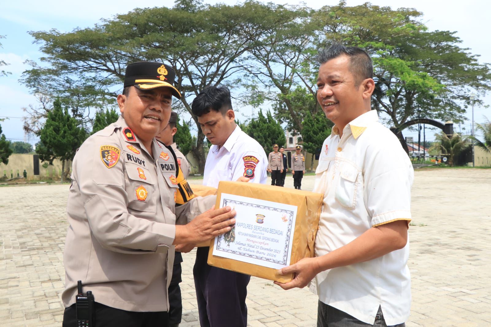 BINGKISAN: Wakapores Sergai Kompol Rudy Candra,  memberikan bingkisan natal ke wartawan SIB Rimpun Sihombing. (Dok: Fadly/Sumut Pos)