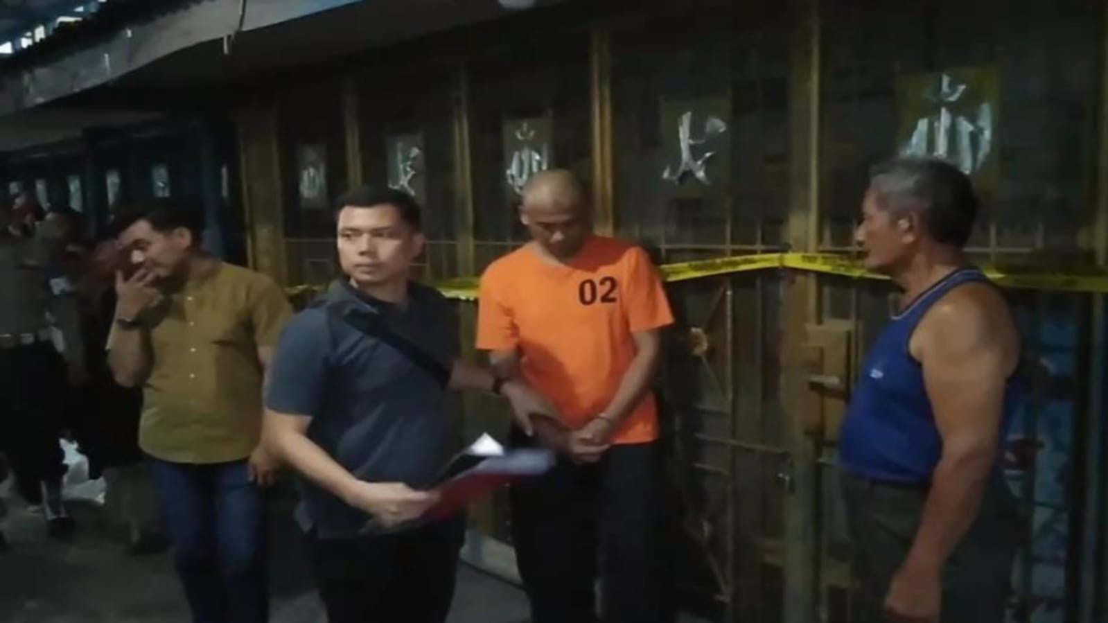 PELAKU: Asrizal (baju oranye) pelaku pembunuh istri yang telah diamankan polisi. (Dok: istimewa)