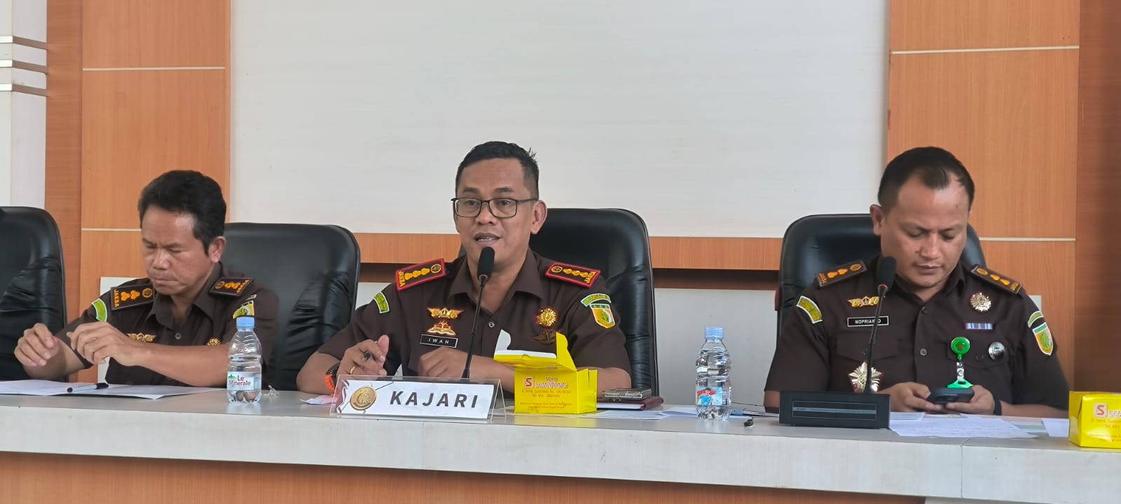 PAPARAN: Kajari Binjai, Iwan Setiawan (tengah) saat memberi paparan capaian kinerja 2025. (Dok: Teddy Akbari/Sumut Pos)