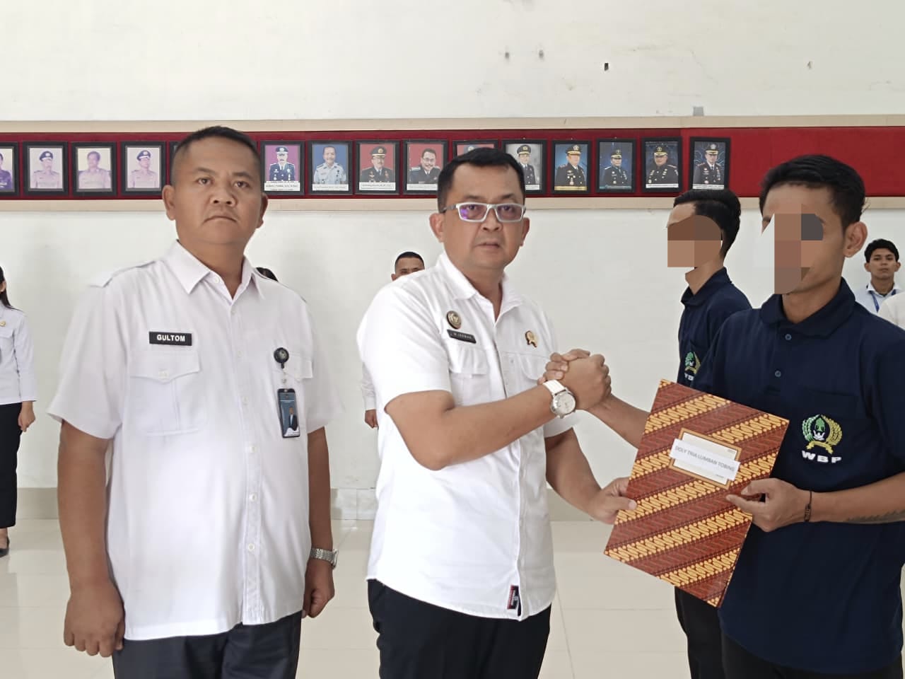 REMISI: Kalapas Binjai, Wawan Irawan (tengah) saat memberikan remisi khusus natal kepada wargabinaan. (Dok: Istimewa/Sumut Pos)