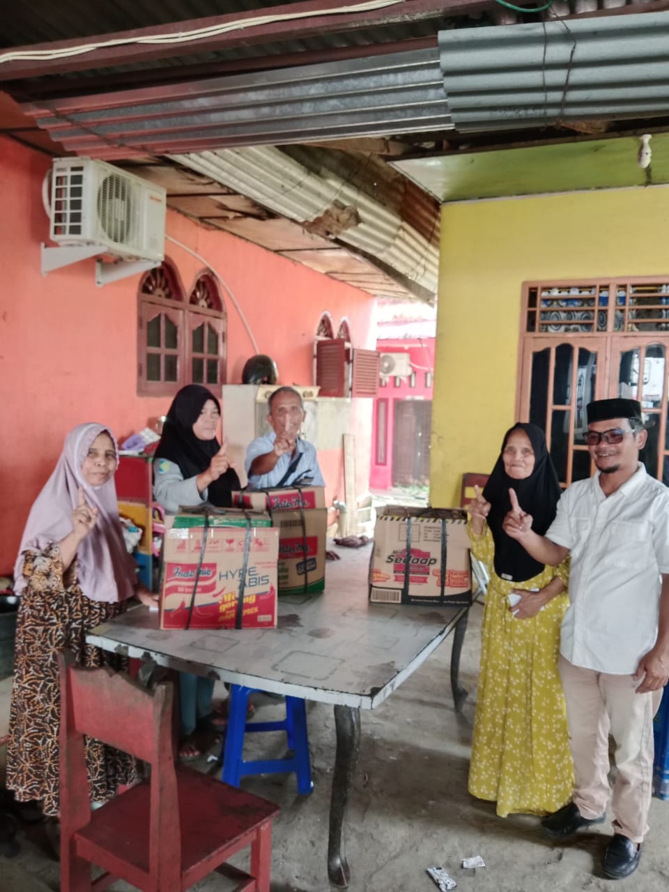 LANSIA: Baznas Labuhanbatu Selatan menyerahkan bantuan ke lansia. (Dok: istimewa)