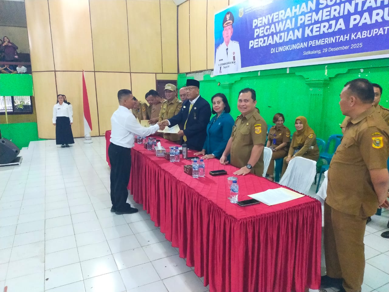 SK: Bupati Dairi, Ir Vickner Sinaga menyerahkan SK kepada 414 orang tenaga honorer yang diangkat jadi PPPK Paruh Waktu di GOR Sidikalang, Senin (29/12/2025). (Dok: Rudy Sitanggang/Sumut Pos).
