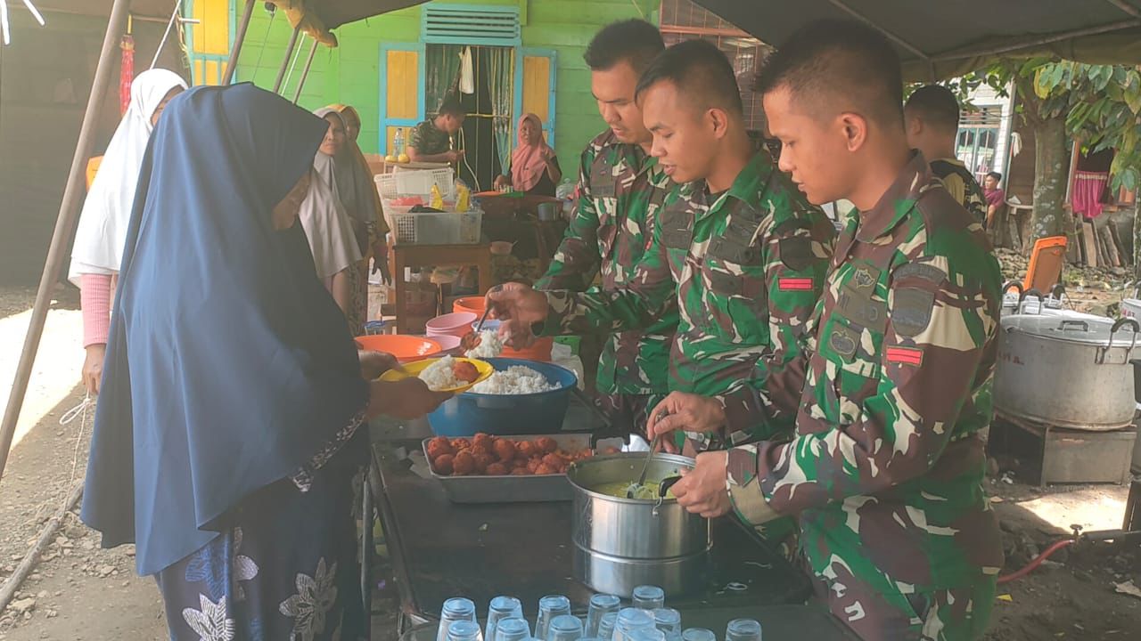 DAPUR UMUM: Satgas Gulbencal Kodam I/BB saat mengoperasikan dapur lapangan, di Desa Tolang Julu, Kecamatan Sayurmatinggi, Kabupaten Tapanuliselatan (Tapsel). (Dok: istimewa)