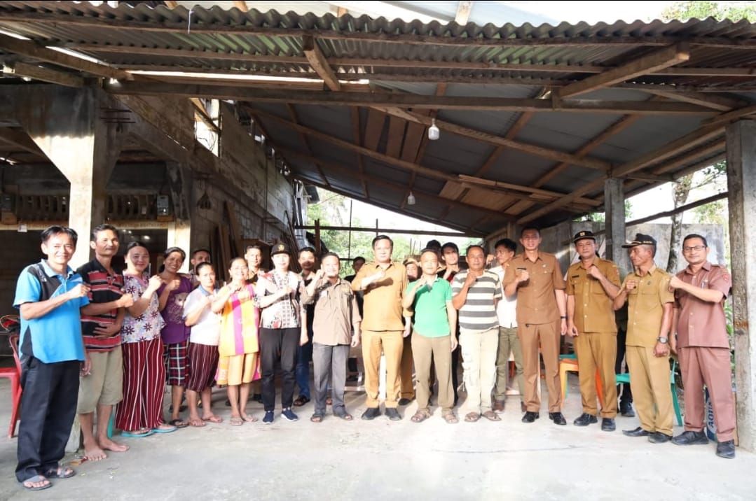 BERSAMA: Bupati Nias Barat, Eliyunus Waruwu, foto bersama warga Dusun II Tuhewafa, Desa Lologolo, Kecamatan Mandrehe, yang terdampak banjir dan longsor. (Dok: Oloheta Gulo/Sumut Pos)