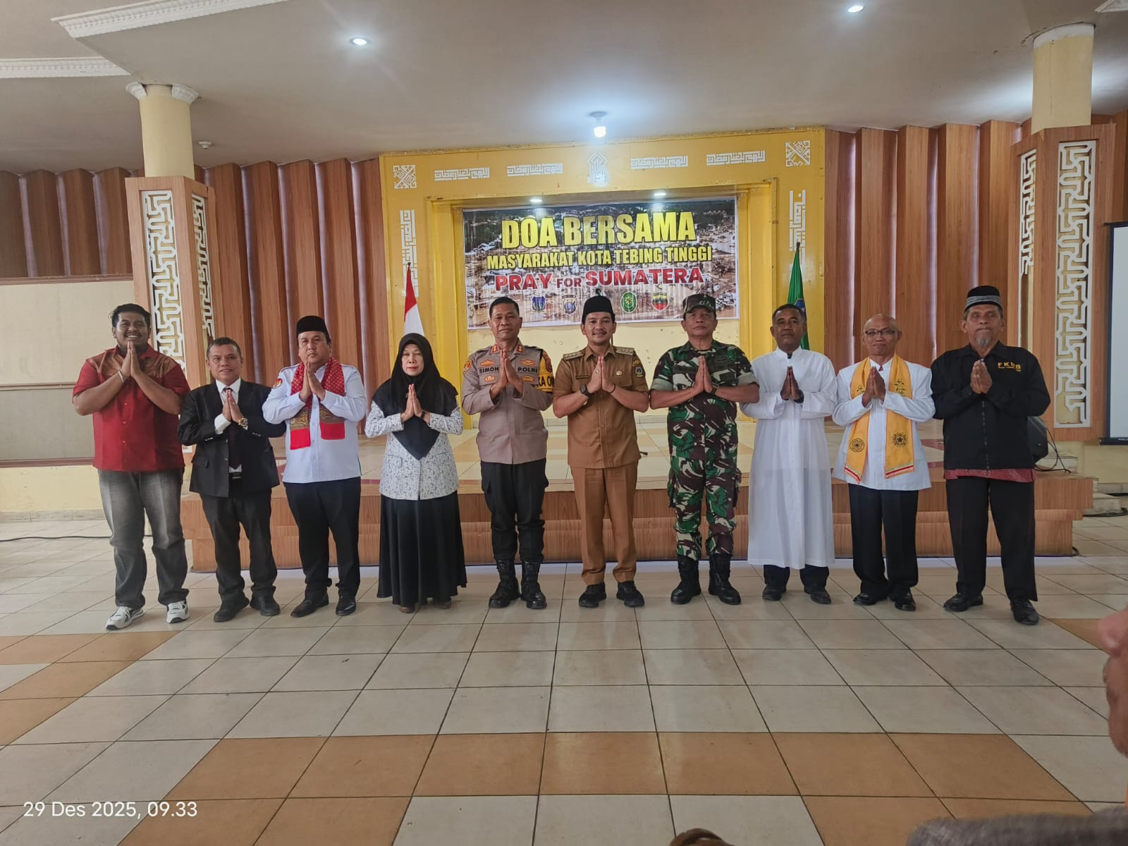 DOA: Forkopimda, tokoh lintas agama dan perwakilan masyarakat Kota Tebingtinggi berfoto bersama usai pelaksanaan doa bersama &ldquo;Pray for Sumatera&rdquo; di Gedung Sawiyah Nasution, Senin (29/12/2025).