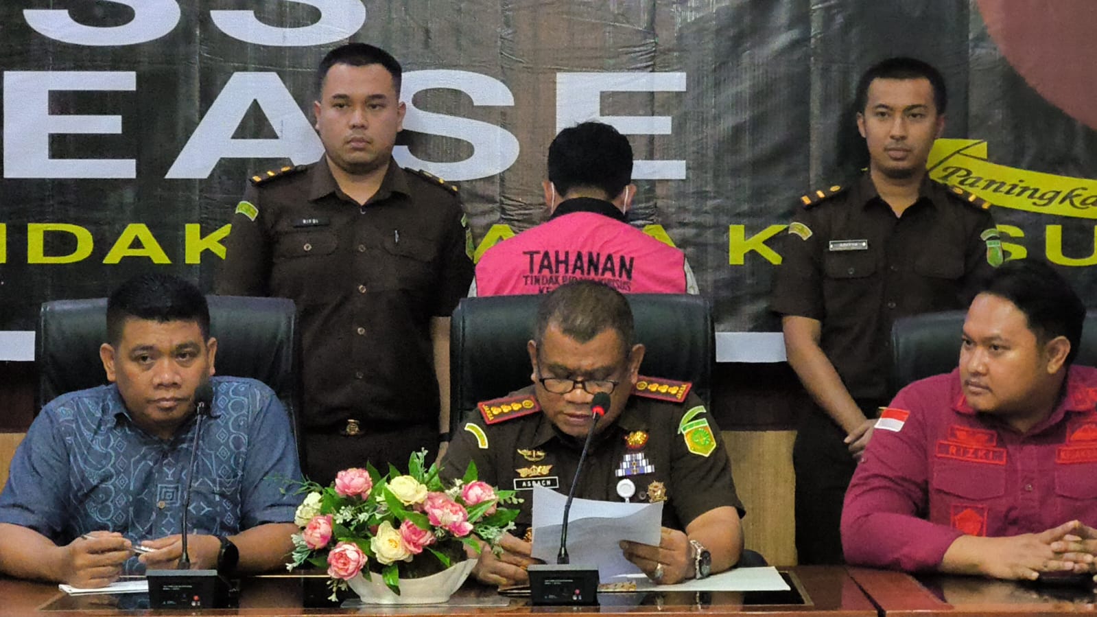 KETERANGAN: Kajari Langkat, Asbach didampingi Kasi Intelijen, Ika Lius Nardo (kanan) saat memberi ketengan kepada wartawan di kantornya, Jalan Proklamasi, Stabat. (Dok: Teddy Akbari/Sumut Pos)