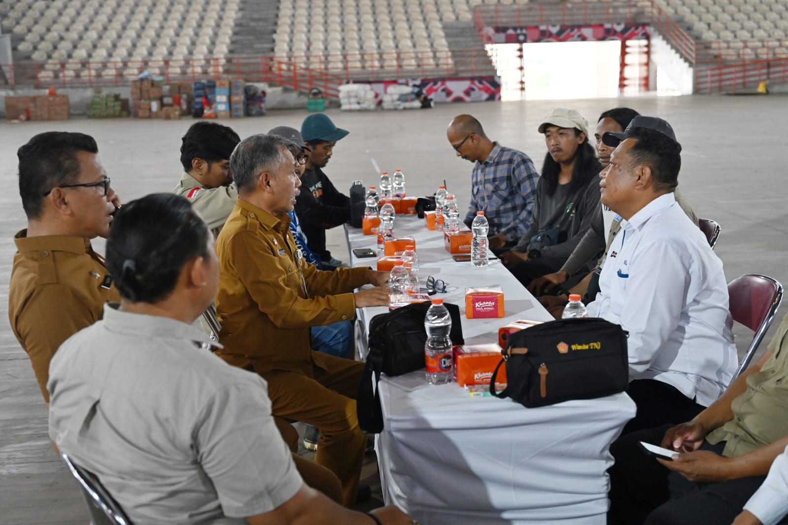 BERTEMU: Perwakilan Pemprovsu bertemu dengan Relawan Gimbal Alas Malang Jawa Timur dan pihak PELNI, membahas pengiriman bantuan dari Relawan Gimbal untuk masyarakat Aceh Tamiang  di Deliserdang.