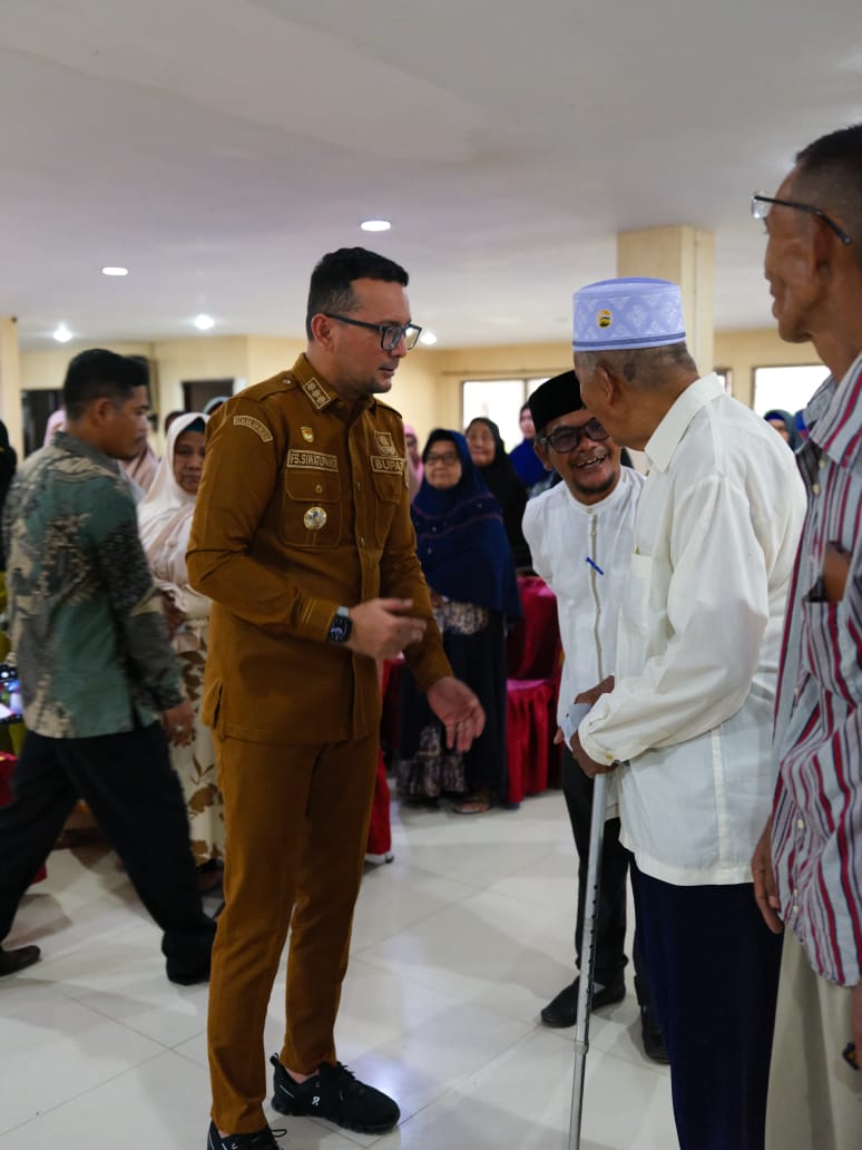 HADIR: Bupati Labuhanbatu Selatan (Labusel) Fery Sahputra Simatupang menyalurkan bantuan sosial Zakat, Infak, dan Sedekah (ZIS) program Baznas Labusel. (Dok: istimewa)