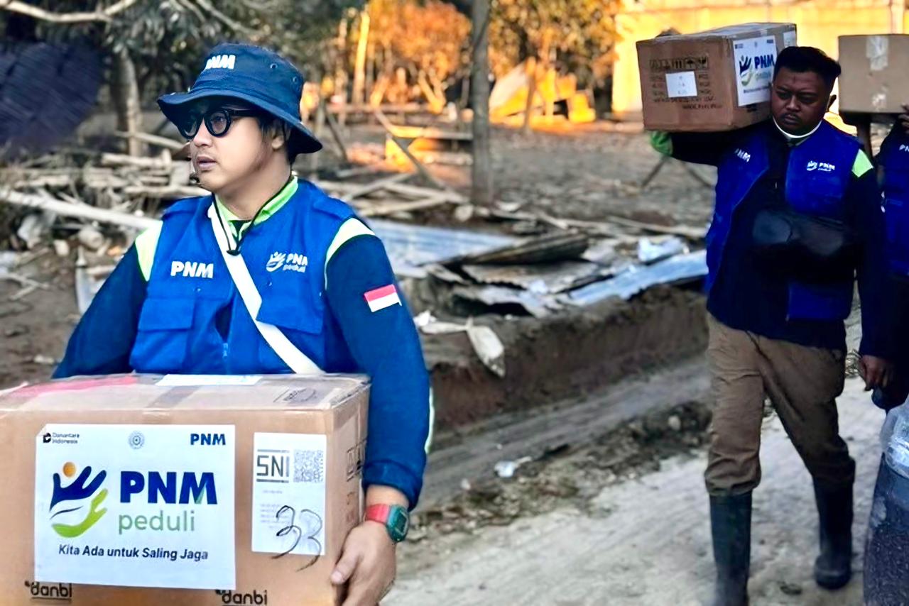 BANTUAN: Relawan PNM menyerahkan bantuan ke korban bencana banjir dan longsor secara langsung di Aceh. (Dok: PNM)