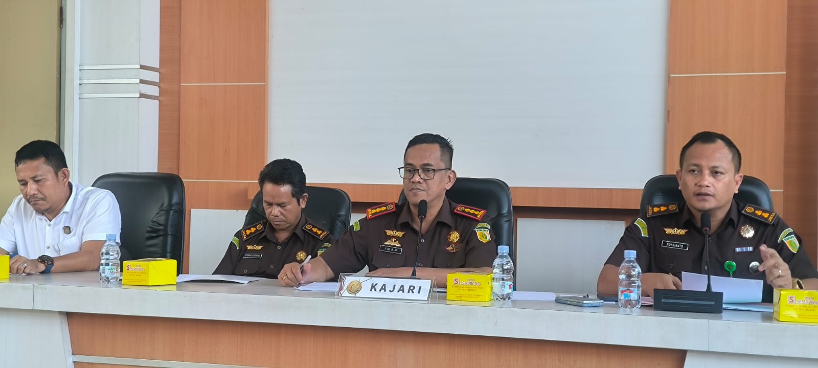 KINERJA: Kajari Binjai, Iwan Setiawan (dua dari kanan) dan jajaran saat memaparkan capaian kinerja tahun 2025. (Dok: Teddy Akbari/Sumut Pos)