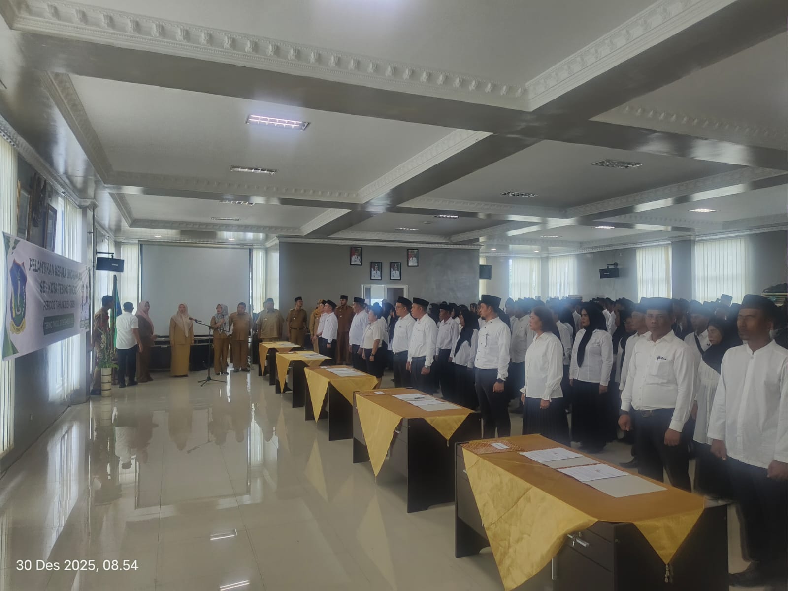 LANTIK: Sekda Pemko Tebingtinggi saat melantik 179 Kepala Lingkungan, Selasa (30/12/2025). (Dok: Azannuari Purba/Sumut Pos)