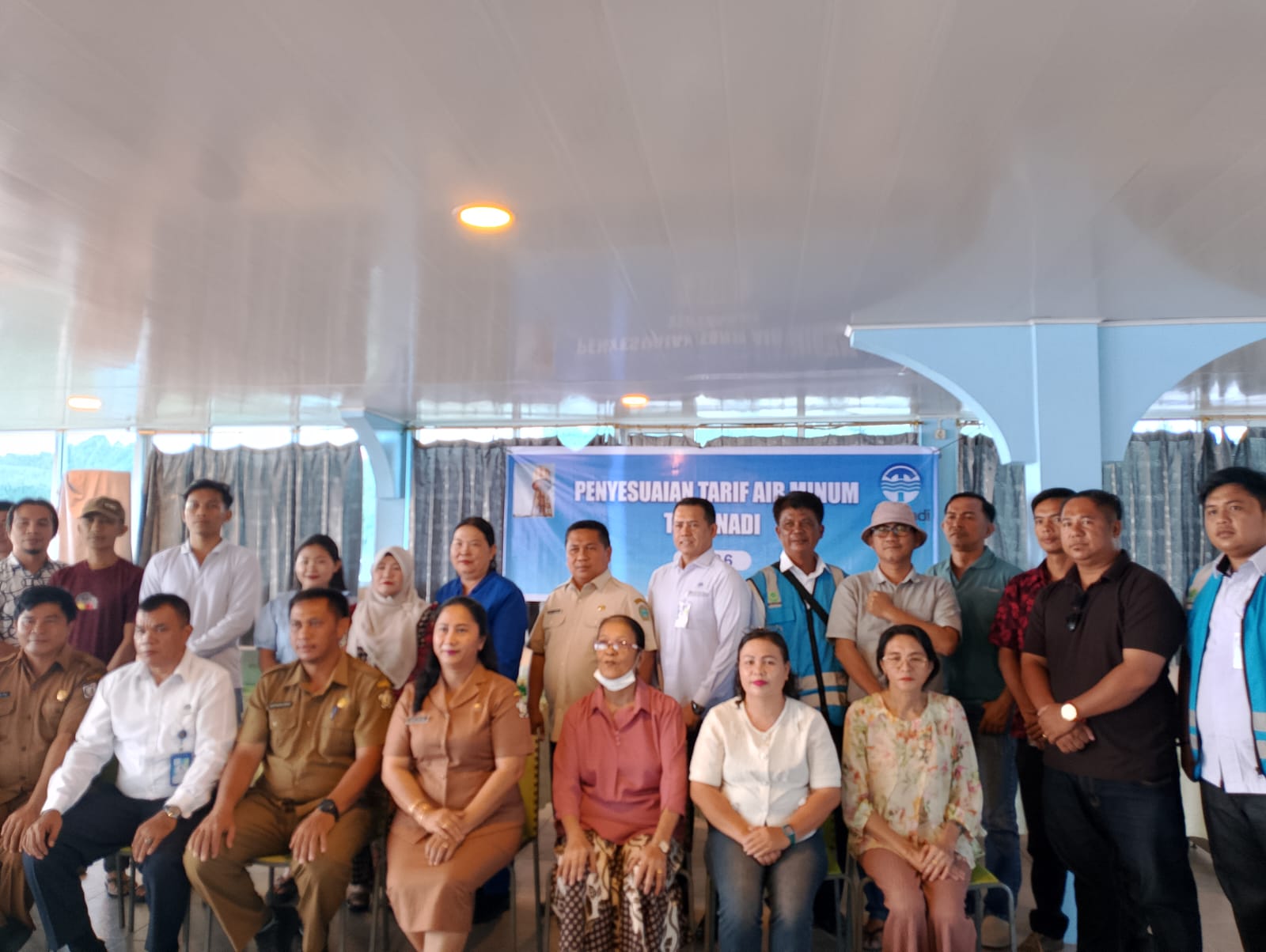 SOSIALISASI: Kabid Hublang Perumda Tirtanadi Provsu, Ramadoni Nasution, dan Kacab Tritanadi Nisel Arham Gea berfoto bersama dengan pelanggan usai sosialisasi.(Dok: Eriusman Duha/Sumut Pos)