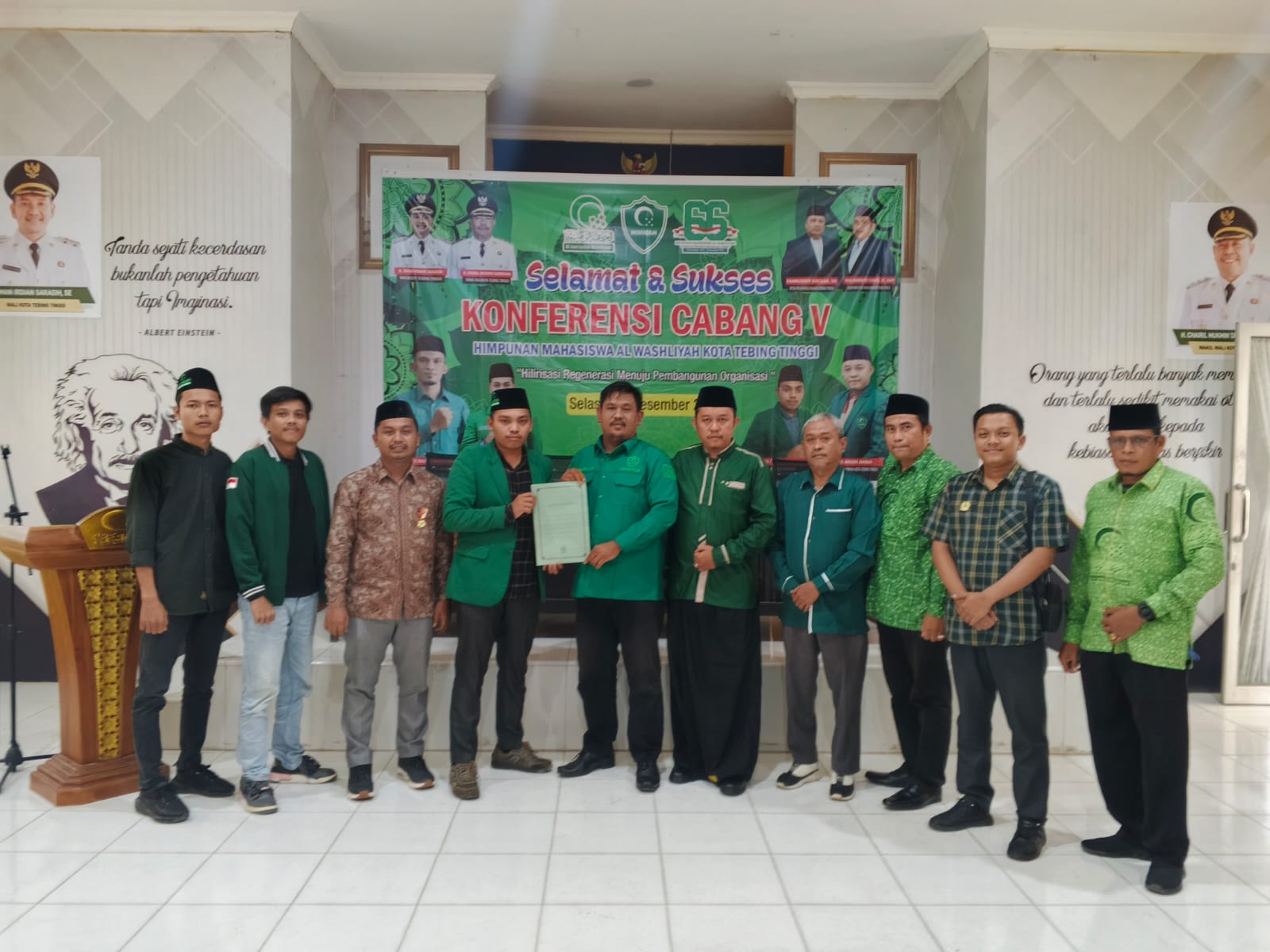 BERSAMA: Pengurus dan peserta Konferensi Cabang (Konfercab) V Himpunan Mahasiswa Al Washliyah (HIMMAH) Kota Tebing Tinggi berfoto bersama. (Dok: Azannuari Purba/Sumut Pos)