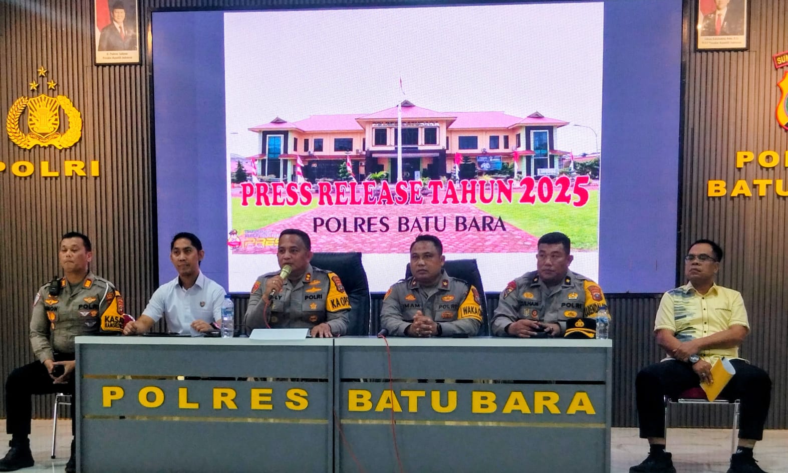 KINERJA: Kapolres Batubara AKBP Doly Nelson HH Nainggolan dan jajaran saat ekspose kinerja Polres Batubara Tahun 2025, Selasa(30/12/2025). (Dok: Liberti H Haloho/Sumut Pos)