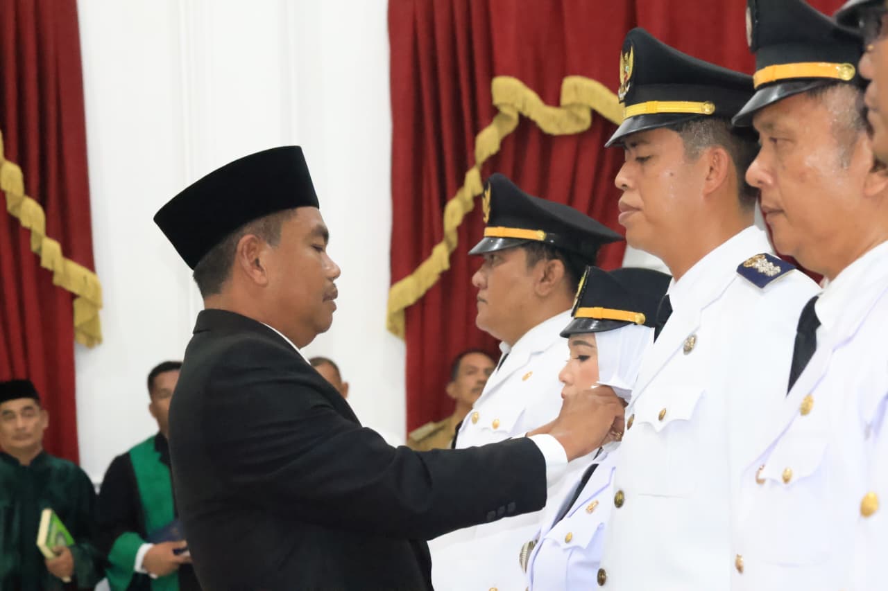 LANTIK: Bupati Sergai Darma Wijaya saat melantik pejabat Pemkab Sergai. (Dok: istimewa)