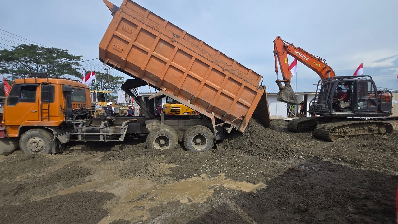 Pembangunan Huntara di Aceh. Dirut PTPN IV dan Direktur HK PTPN I mendampingi COO Danantara meninjau pembangunan Huntara ini. (ist)