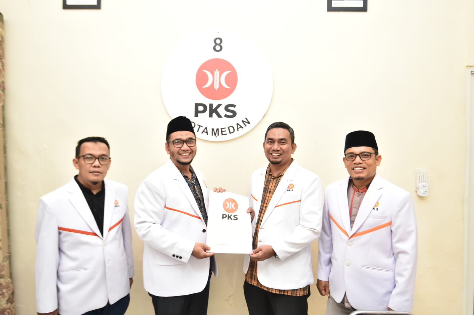 Ketua DPD PKS Kota Medan, Anton Simarmata menyerahkan SK kepada Ketua Fraksi PKS DPRD Kota Medan Yang baru, Zulham Efendi. (Dok Pribadi)