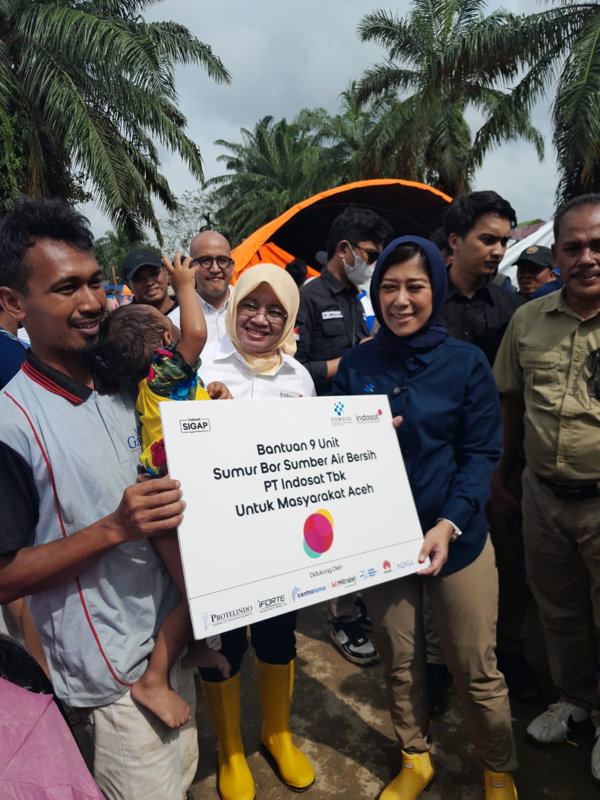 BANTUAN: Menteri Komunikasi dan Digital Indonesia, Meutya Hafid dan tim Indosat saat mengunjungi korban bencana di Aceh Tamiang. (Dok: Indosat)