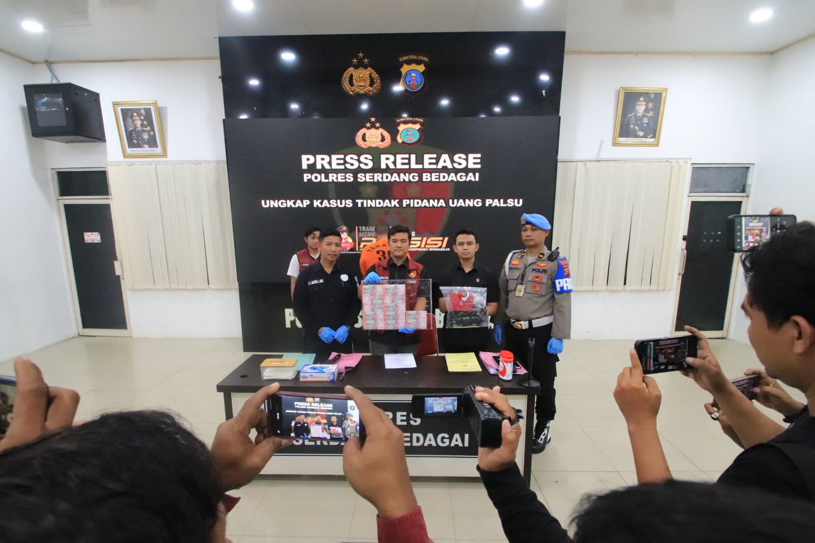 BUKTI: Satreskrim Polres Sergai menunjukkan barang bukti 116 lembar uang palsu pecahan Rp100 ribu saat press release pengungkapan kasus peredaran uang palsu di Mapolres Sergai. (Dok: Fadli/Sumut Pos)