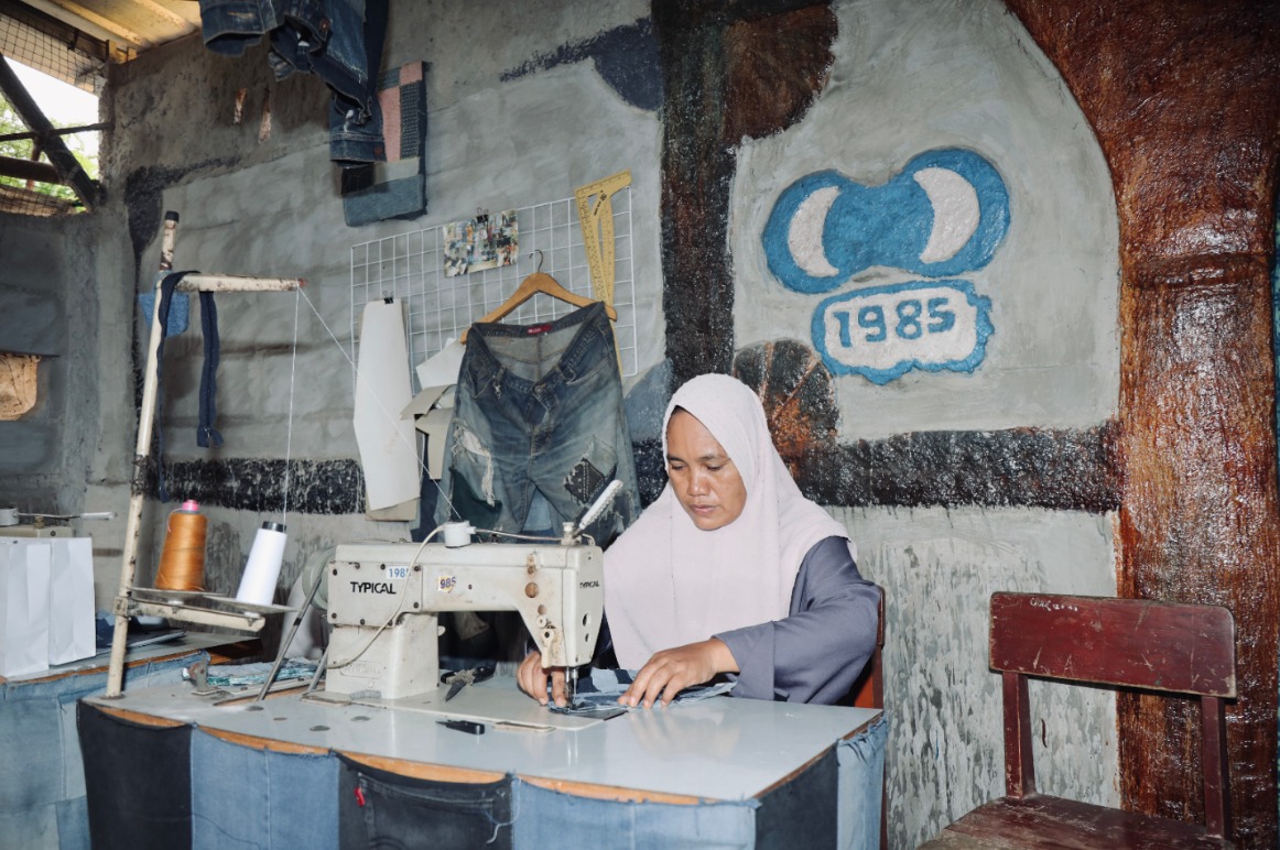 NASABAH: Aan Andasari, nasabah PNM Mekaar di Bekasi, yang memanfaatkan peluang daur ulang bahan jeans. (Dok: PNM)