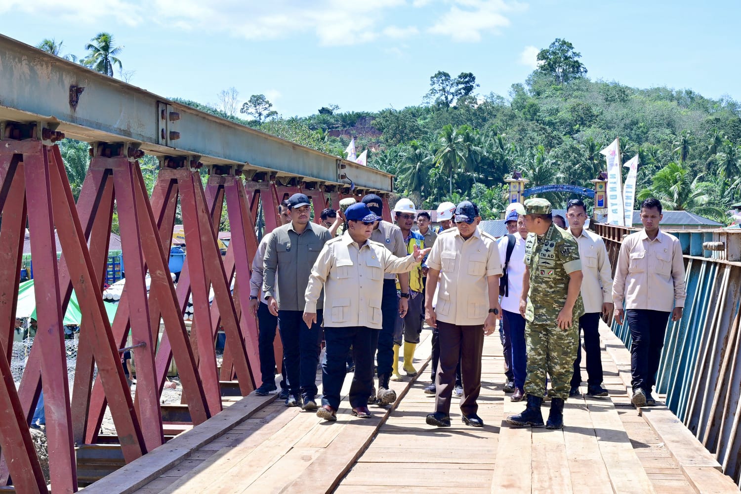 DAMPINGI: Gubsu Bobby Nasution mendampingi kunjungan Presiden RI Prabowo Subianto, meninjau progres pembangunan jembatan di Desa Garoga, Kabupaten Tapsel, Rabu (31/12/2025). (Dok: istimewa)