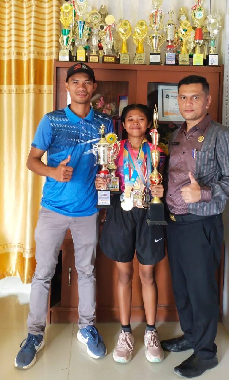DIABADIKAN: Kepala SMPN 1 Pegagan Hilir, Jansen Nadeak diabadikan bersama guru olahraga, Henrikus Hutabarat dan siswa berprestasi. (Dok: istimewa)