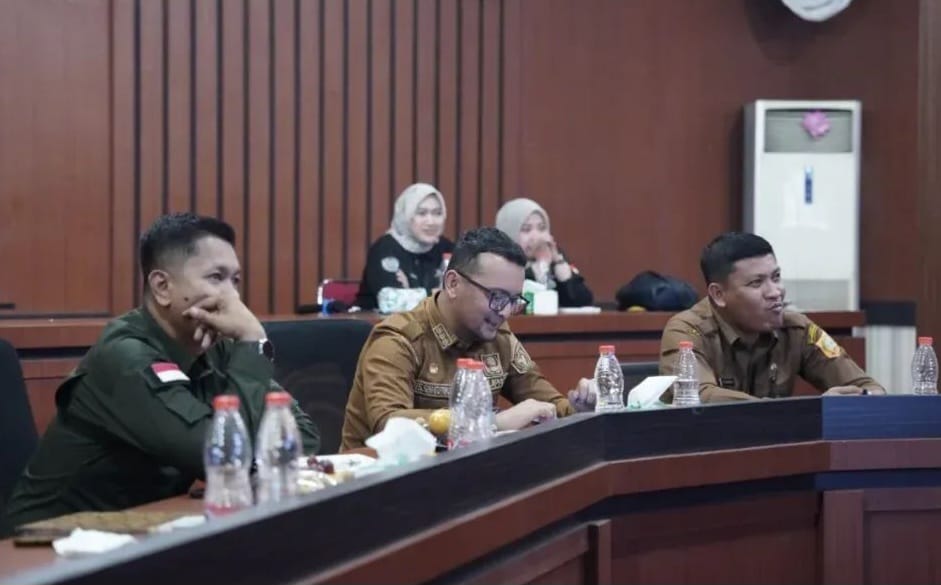 RAPAT: Bupati Labusel, Fery Simatupang dan jajaran mengikuti RUPS LB Bank Sumut, Selasa (31/12/2025). (Dok: istimewa)