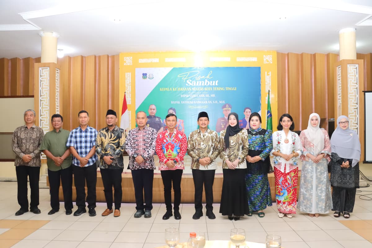 BERSAMA: Wali Kota Iman Irdian Saragih foto bersama Forkopimda Tebingtinggi dalam acara pisah sambut Kepala Kejaksaan Negeri Kota Tebing Tinggi, Selasa (30/12/2025). (Dok: istimewa)
