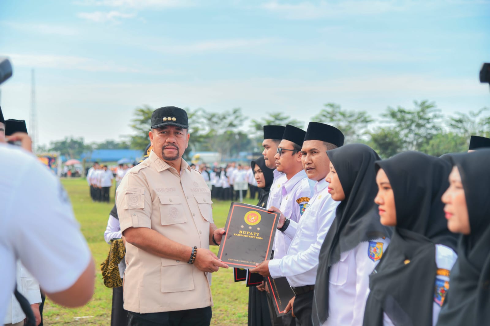 SK: Bupati H. Baharuddin Siagian resmi menyerahkan SK PPPK penuh waktu serta SK PPPK paruh waktu di Kantor Bupati Batubara, Lima Puluh. (Dok: Diskominfo Batubara)