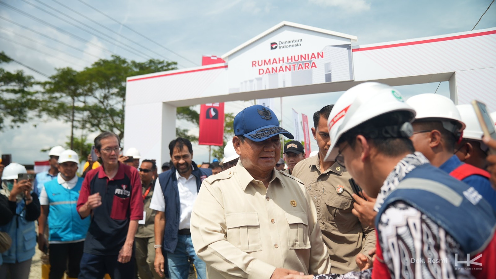 Presiden RI Prabowo Subianto meninjau progres pembangunan hunian sementara (Huntara) bagi warga terdampak banjir di Kabupaten Aceh Tamiang, Kamis (1/1/2026). (ist)