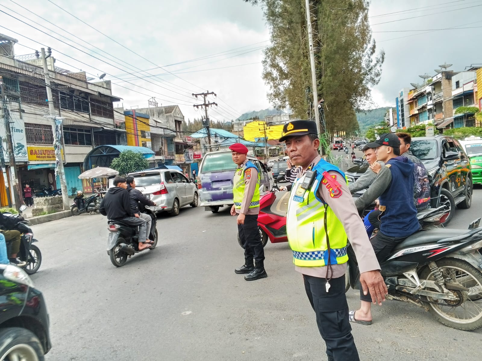 ARUS:  Polisi Tanah Karo saat mengamankan arus lalu lintas, di Berastagu, Karo. (Dok: istimewa)