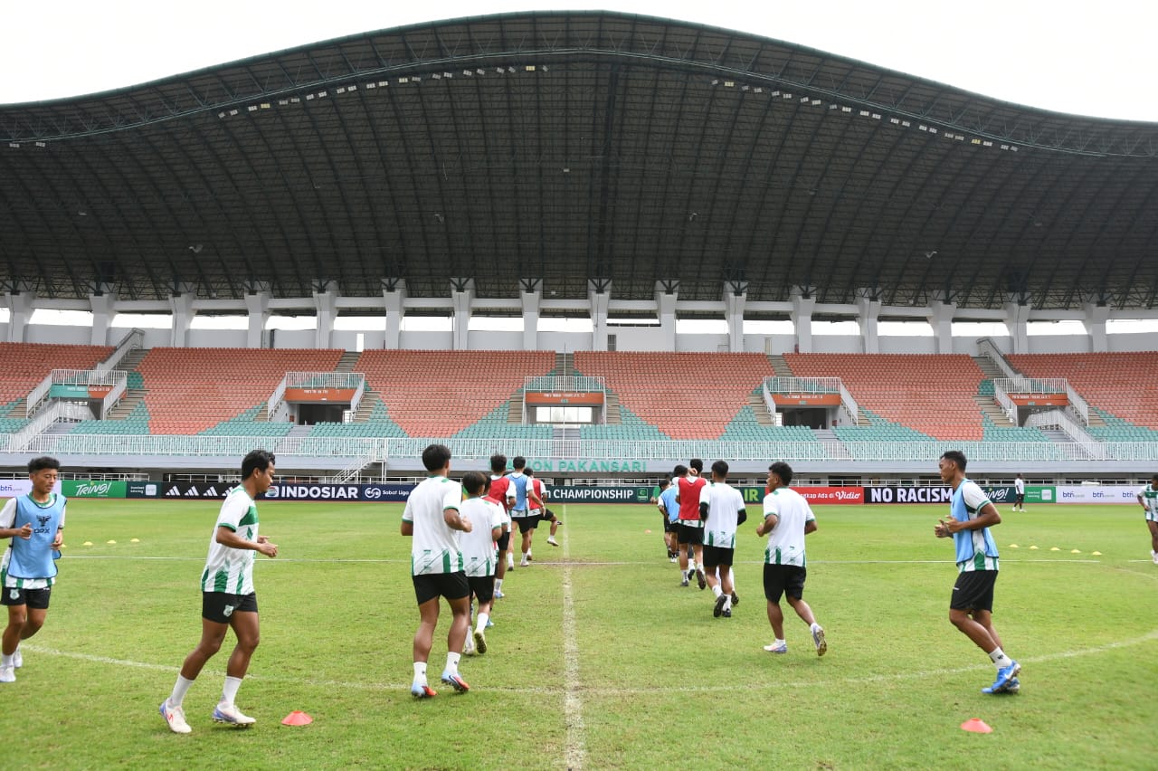 LATIHAN: Pemain PSMS Medan melakoni latihan di Stadion Pakansari, Jumat (2/1/2016). (Dok: MO PSMS)