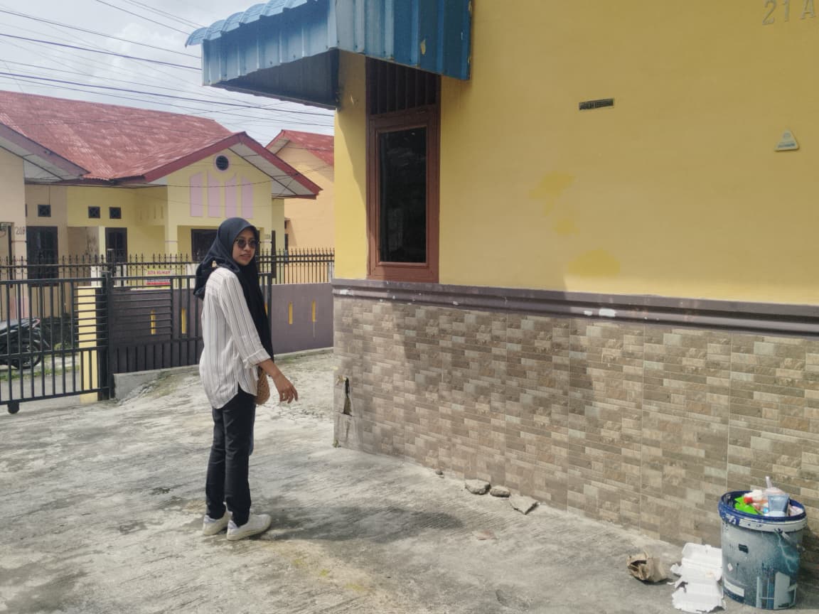 Husna Fadilla Tarigan menunjukkan lokasi hilangnya sepedamotor miliknya.