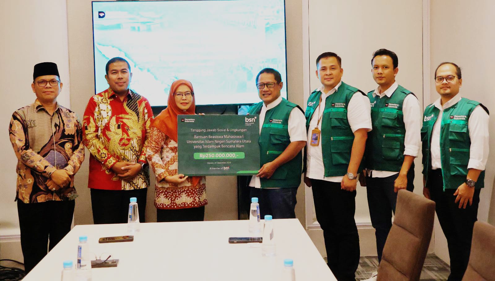 BEASISWA: Prof. Dr. Nurhayati, M.Ag (3 kiri) menerima bantuan beasiswa Rp.250 Juta dari BSN. (Istimewa/Sumut Pos)