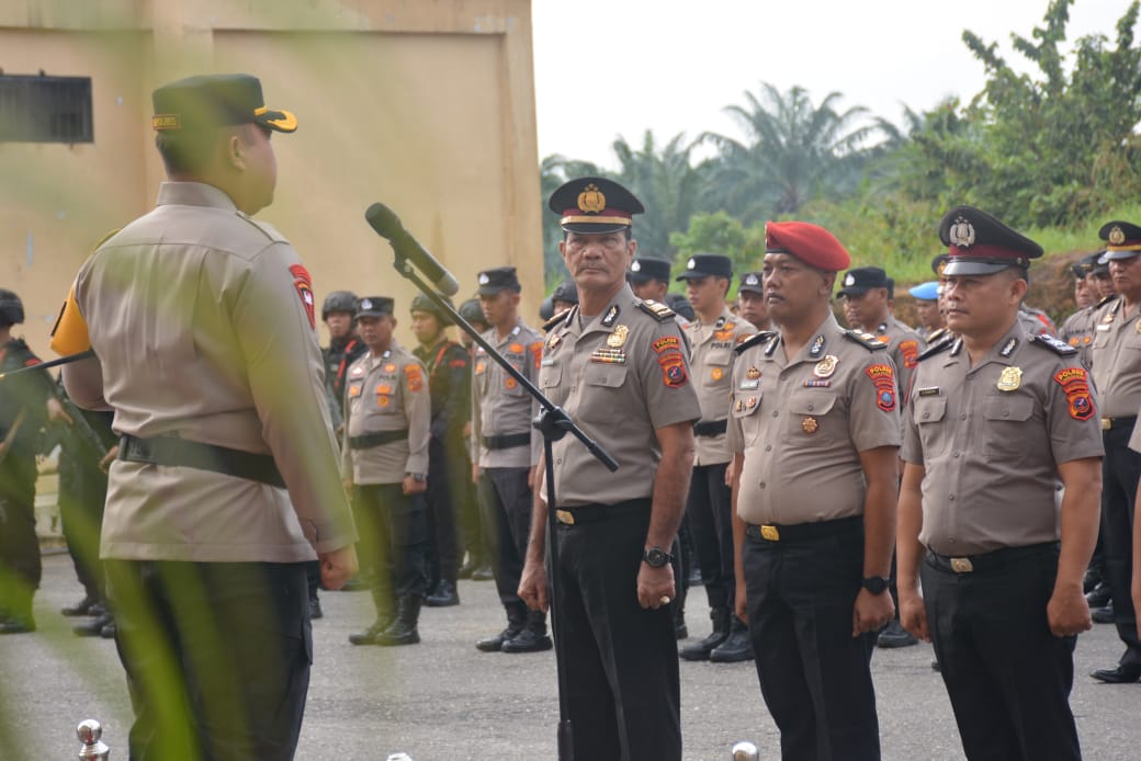 Kapolres Labusel,  AKBP Aditya S.P. Sembiring Muham, S.I.K memimpin upacara 35 personel yang naik pangkat. (KHAIRUDDIN/SUMUT POS